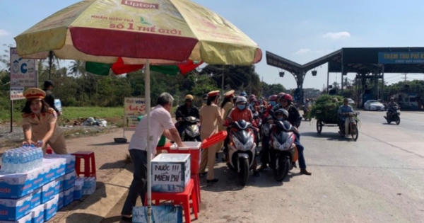 Ấm lòng với hình ảnh Công an Đồng Nai phát nước suối, khăn lạnh cho người đi đường