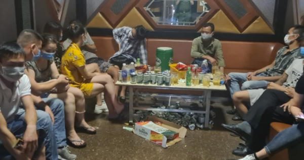 Bất chấp “lệnh cấm” quán karaoke vẫn mở cửa đón khách giữa mùa dịch