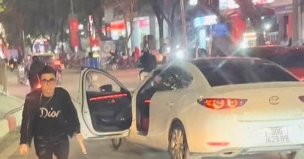 Hà Nội: Thanh niên điều khiển ôtô Mazda 3 tấn công xe buýt đã ra đầu thú Hà Nội: Thanh niên điều khiển ôtô Mazda 3 tấn công xe buýt đã ra đầu thú