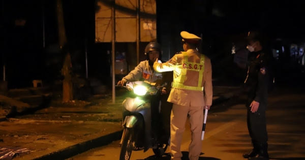 CSGT TP Hà Giang hóa trang tuần tra, nâng cao ý thức chấp hành pháp luật của người dân