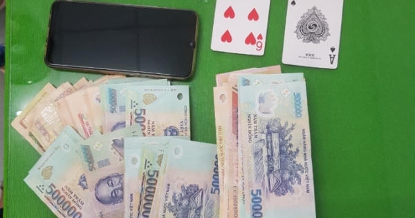 Cần Thơ: Khởi tố 11 đối tượng đánh bạc ăn tiền bất chấp giãn cách xã hội