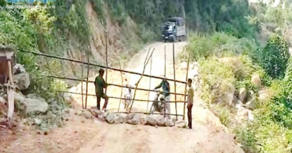 Quảng Ngãi: Chủ đầu tư 'hứa suông' trả tiền đền bù, dân bức xúc lập rào chắn đường