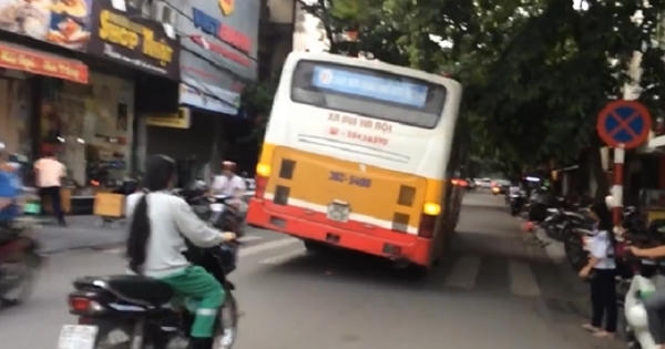 Hà Nội: Giật mình cảnh tượng xe buýt chạy ngả nghiêng trên phố