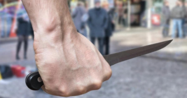 Côn đồ dùng kéo đâm trọng thương công an xã