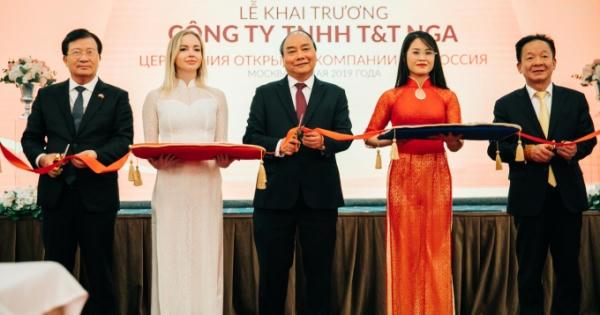 Thủ tướng Nguyễn Xuân Phúc cắt băng khai trương Công ty T&T Nga