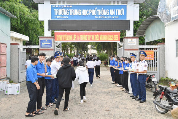 Bộ Tư lệnh Vùng Cảnh sát biển 4 “Tiếp sức mùa thi” cho học sinh thi vào lớp 10 năm 2025