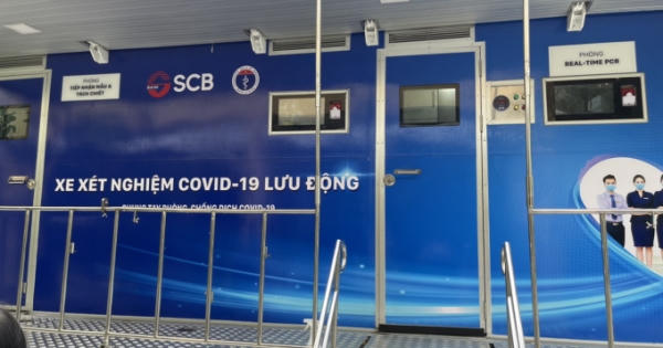 Bộ Y tế bàn giao 2 xe xét nghiệm lưu động Covid-19 cho TP Cần Thơ