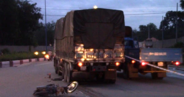 Bình Dương: Xe máy va chạm với xe tải, 1 người tử vong