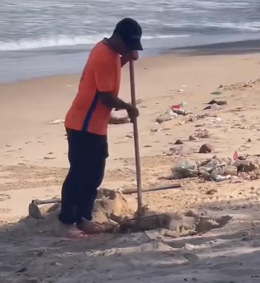 Nhân viên khu du lịch bị phạt 3,5 triệu đồng vì hành vi chôn lấp rác ở bãi biển Mũi Né