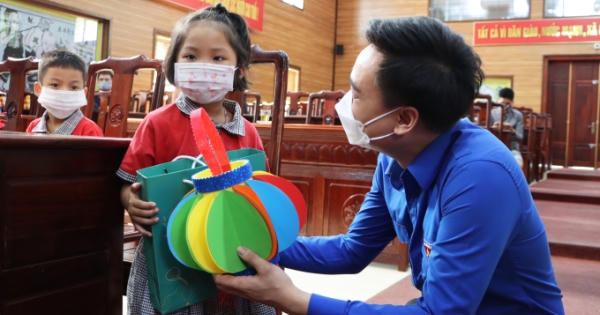 500 suất quà dành tặng con thanh niên công nhân có hoàn cảnh khó khăn tại Bắc Ninh