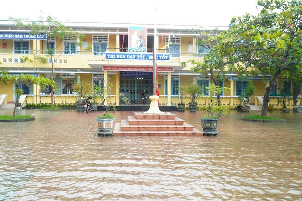 Huế cho học sinh nghỉ học để đảm bảo an toàn trong mưa lũ