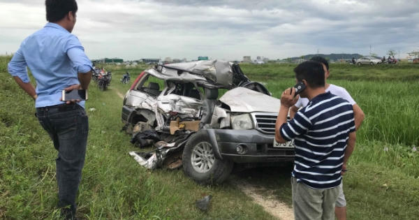 Cố lao qua đường sắt ô tô 7 chỗ bị tàu hỏa húc văng, 2 người tử vong tại chỗ