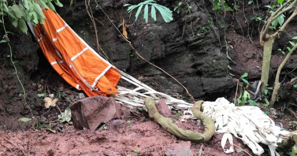 Clip - Bên trong hiện trường chiếc máy bay Su22 vỡ vụn sau tiếng nổ lớn Clip - Bên trong hiện trường chiếc máy bay Su22 vỡ vụn sau tiếng nổ lớn