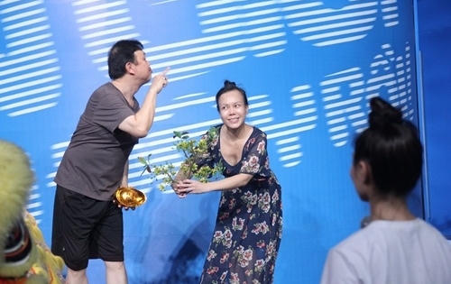 Việt Hương nhợt nhạt, kém sắc tại hậu trường Ơn giời cậu đây rồi
