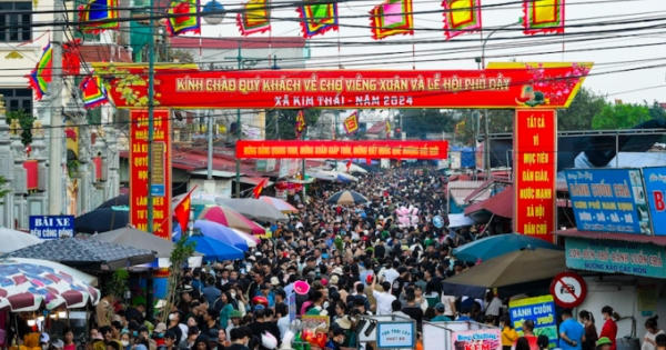 Video: Dòng người nô nức trong đêm tại Lễ Hội Chợ Viềng Xuân 2024