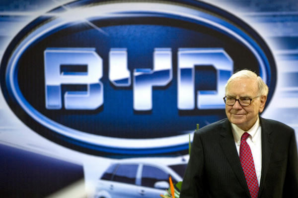 Warren Buffett không đầu tư vào Tesla mà âm thầm kiếm lãi gần 3.400% từ một cổ phiếu xe điện khác