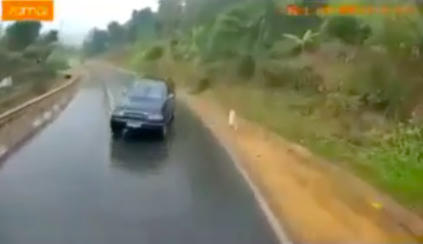 Video ghi lại cận cảnh xe biển xanh "húc" trực diện xe ô tô tải khiến 7 người thương vong