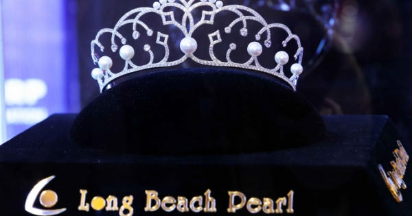Cận cảnh vương miện Tiara cho 2 Á hậu Hoàn vũ Việt Nam 2017