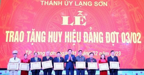 80 Đảng viên tại Lạng Sơn nhận huy hiệu Đảng