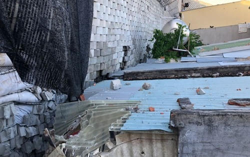 Vụ bức tường treo đầu dân: Bỏ tiền mua sự "tồn tại"?