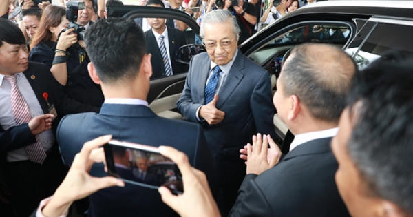 Thủ tướng Malaysia Mahathir Mohamad:  “Xe VinFast rất khỏe, thiết kế đẹp, êm như xe điện”