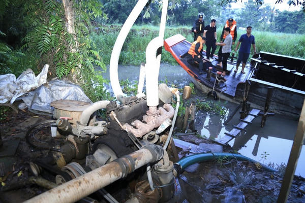 Bắt quả tang nhóm đối tượng khai thác cát trái phép trên sông Đồng Nai