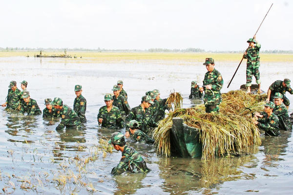 Quân đội chuẩn bị sẵn sàng cứu hộ, cứu nạn và giúp dân ứng phó bão số 11 Quân đội chuẩn bị sẵn sàng cứu hộ, cứu nạn và giúp dân ứng phó bão số 11