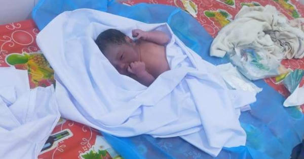 Cứu bé gái sơ sinh còn nguyên dây rốn bị bỏ trong thùng các tông toàn thân tím tái
