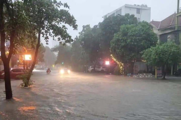Nghệ An: Mưa lớn kéo dài, nhiều tuyến đường tại TP Vinh ngập sâu