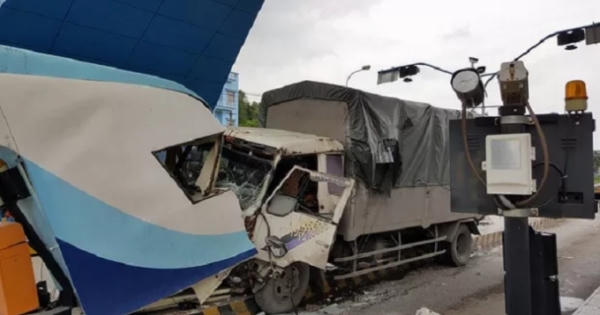 Quảng Ninh: Xe tải mất lái húc biến dạng cabin trạm thu phí