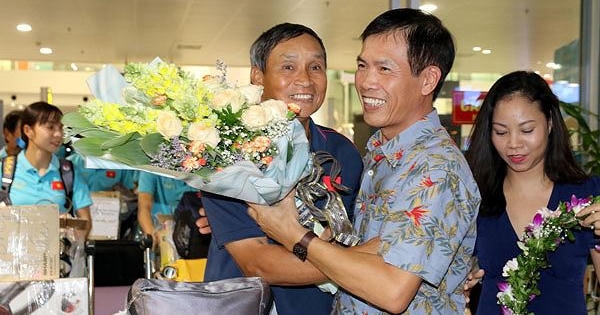 Ngày về hân hoan của những nữ cầu thủ vô địch Đông Nam Á