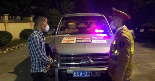 Phát hiện xe ô tô đeo biển kiểm soát Bộ Công an giả mạo