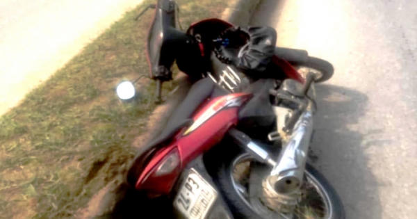 Lào Cai: 2 người đi xe máy nhập viện vì tông vào dải phân cách