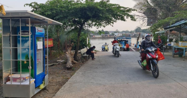 ATM rau 1.000 đồng làm ấm lòng người lao động! ATM rau 1.000 đồng làm ấm lòng người lao động!