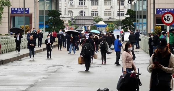 Cửa khẩu quốc tế Móng Cái nhộn nhịp, sôi động trở lại