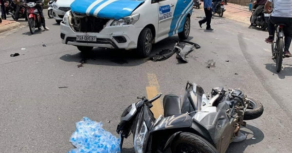 Cầm lái ô tô, thanh niên nghi ngáo đá va chạm với nhiều xe máy