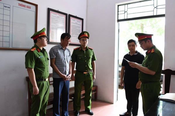 Phú Thọ: Bắt khẩn cấp Chủ tịch xã Thạch Khoán vì liên quan đến khai thác đất trái phép Phú Thọ: Bắt khẩn cấp Chủ tịch xã Thạch Khoán vì liên quan đến khai thác đất trái phép