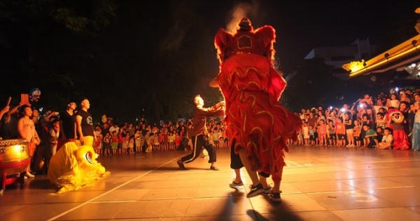Hà Nội: Hàng ngàn người đổ ra đường xem múa lân