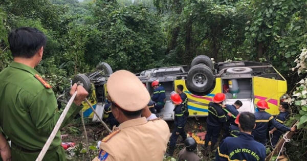 Clip hiện trường công tác cứu hộ vụ xe khách chở sinh viên lật trên đèo Hải Vân