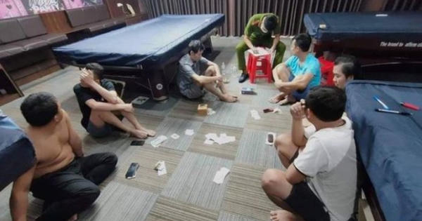 Hà Tĩnh: Bắt quả tang 6 con bạc đang say sưa sát phạt nhau trong quán bi-a