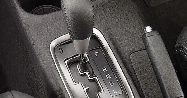 Chuyển từ D về N khi ô tô đang chạy: kỹ sư bảo có, sách bảo không?