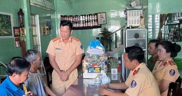 Công an TP Long Khánh chúc tết, tặng quà gia đình chính sách Công an TP Long Khánh chúc tết, tặng quà gia đình chính sách