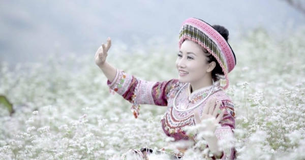 Giàng Hoa - Sơn nữ H'mông chào xuân "Từ trên đỉnh núi"