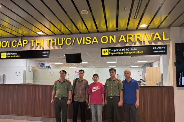 Bắt đối tượng truy nã quốc tế ngay khi vừa bị trục xuất về nước Bắt đối tượng truy nã quốc tế ngay khi vừa bị trục xuất về nước