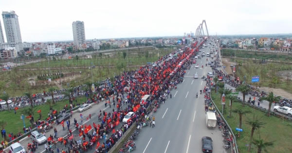 Flycam: Xe buýt chở đội U23 Việt Nam giữa biển người chào đón chiến thắng