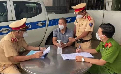 Đang trốn truy nã vẫn mua bằng giả để điều khiển xe luồng xanh