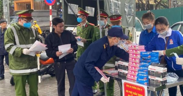 Công an phường Cống Vị phát khẩu trang y tế phòng, chống dịch bệnh Virus nCoV