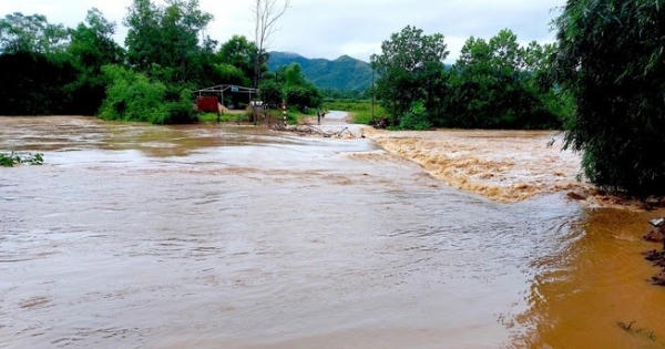 Mưa lớn khiến nhiều nơi ở Nghệ An bị chia cắt, hồ thủy lợi lớn nhất tỉnh bắt đầu xả tràn