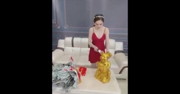 Clip: Gái xinh với màn đập lợn ăn Tết khiến dân mạng trầm trồ