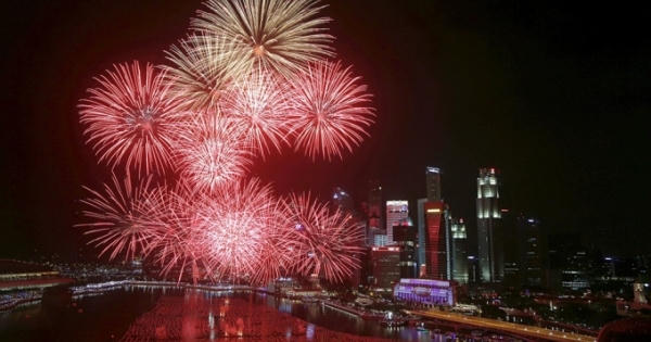 Những hình ảnh ấn tượng trong thời khắc chuyển giao năm mới 2016 Những hình ảnh ấn tượng trong thời khắc chuyển giao năm mới 2016